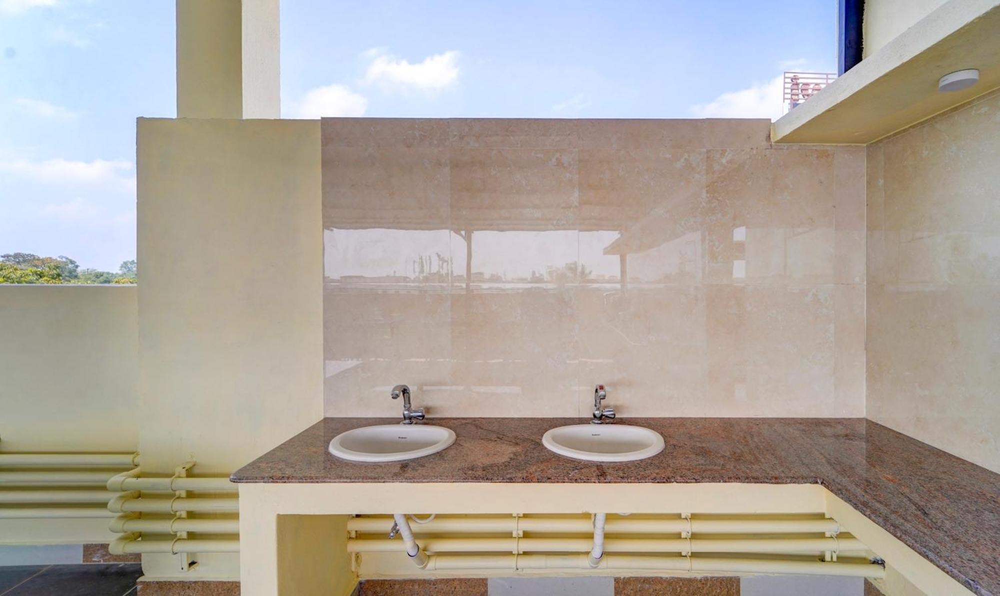 Itsy Hotels Prakasam Residency Пондичери Екстериор снимка